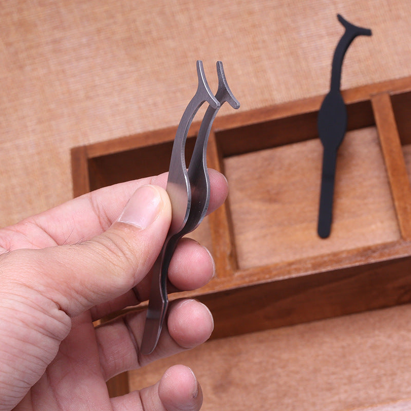 False eyelash assistant