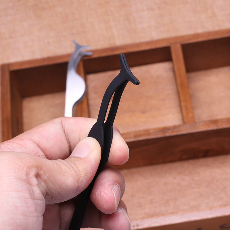 False eyelash assistant